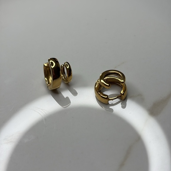 Elegant Gold Hoop Earrings - Picture 2 of 7